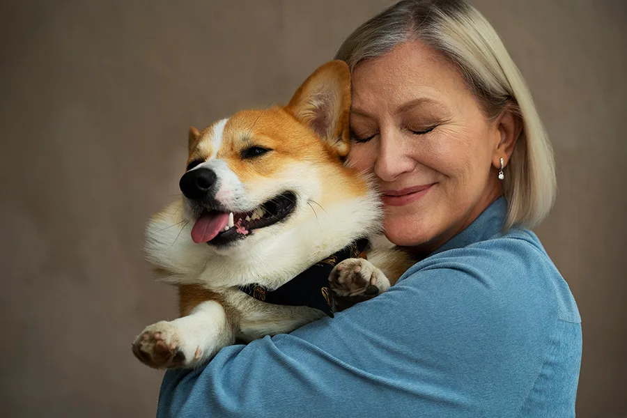 corgi com tutora idosa